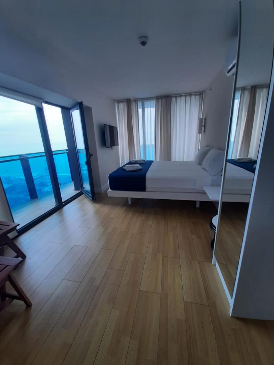 Sea View Apartments In Orbi City バトゥーミ エクステリア 写真